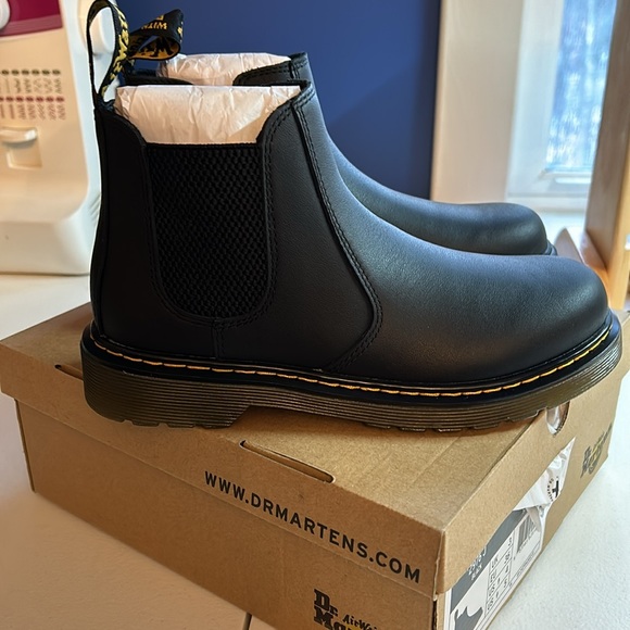 NWT Dr. Marten Chelsea boots - Picture 3 of 7